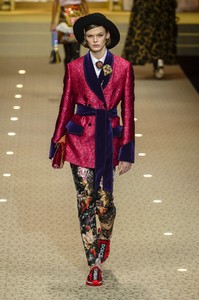 dolce-e-gabb-rf18-1354.thumb.jpg.11cf25f63ad9bc66c6127e438cb39225.jpg