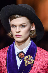 dolce-e-gabbana-clp-rf18-5305.thumb.jpg.01cf9fc36e63d0763ec557e1662520f3.jpg