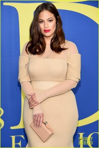 emily-ratajkowski-ashley-graham-cfda-fashion-awards-2018-04.jpg