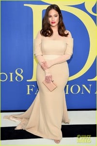 emily-ratajkowski-ashley-graham-cfda-fashion-awards-2018-08.jpg