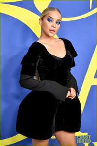 emily-ratajkowski-ashley-graham-cfda-fashion-awards-2018-12.jpg