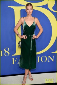 emily-ratajkowski-ashley-graham-cfda-fashion-awards-2018-14.jpg