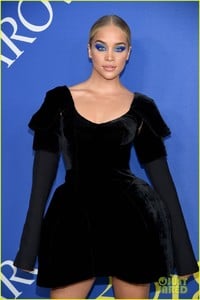 emily-ratajkowski-ashley-graham-cfda-fashion-awards-2018-16.jpg