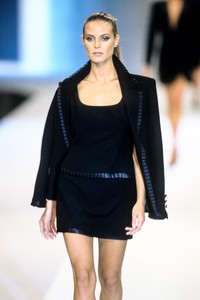 escada-ss-1999-2.thumb.jpg.93c41a0de478d63b93b52fe305912aa2.jpg