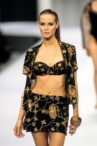 escada-ss-1999-4.thumb.jpg.a6513b7fe8d93ad2df81cf047d89988b.jpg