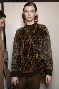 fendi-bks-v-rf18-4043.thumb.jpg.3d001b9f4e8e37d06fdca25edb1f2aa4.jpg