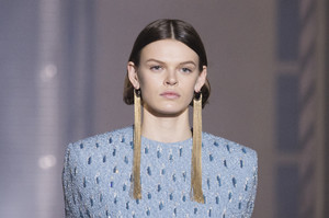 givenchy-hc-clp-rs18-2111.thumb.jpg.4633f062d82066f163558a1a2979e58f.jpg