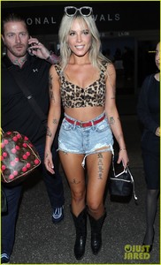 halsey-looks-fierce-in-leopard-print-crop-top-and-cowboy-boots-at-lax-airport-01.jpg
