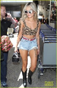 halsey-looks-fierce-in-leopard-print-crop-top-and-cowboy-boots-at-lax-airport-02.jpg