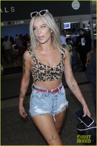 halsey-looks-fierce-in-leopard-print-crop-top-and-cowboy-boots-at-lax-airport-03.jpg