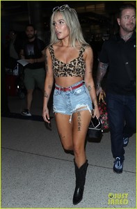halsey-looks-fierce-in-leopard-print-crop-top-and-cowboy-boots-at-lax-airport-04.jpg