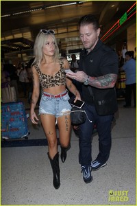 halsey-looks-fierce-in-leopard-print-crop-top-and-cowboy-boots-at-lax-airport-06.jpg