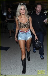 halsey-looks-fierce-in-leopard-print-crop-top-and-cowboy-boots-at-lax-airport-09.jpg