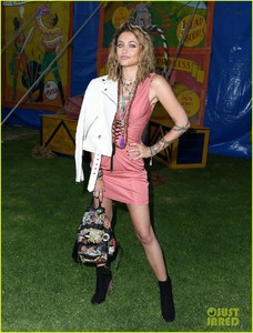 jaime-king-paris-jackson-moschino-show-05.jpg