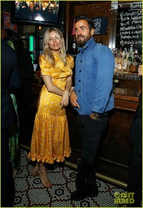 justin-theroux-sienna-miller-chaos-party-01.jpg