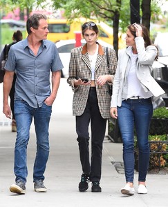 kaia-gerber-appears-to-be-shopping-for-a-new-apartment-with-her-parents-cindy-crawford-and-rande-gerber-in-new-york-city-06132018-1.jpg