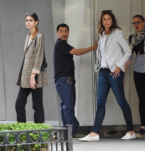 kaia-gerber-appears-to-be-shopping-for-a-new-apartment-with-her-parents-cindy-crawford-and-rande-gerber-in-new-york-city-06132018-2.jpg