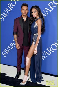 karlie-kloss-joan-smalls-2018-cfda-fashion-awards-08.jpg