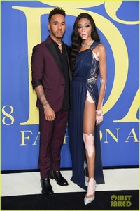 karlie-kloss-joan-smalls-2018-cfda-fashion-awards-09.jpg
