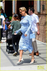 kate-hudson-pregnant-baby-bump-03.jpg