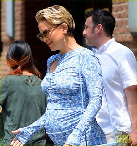 kate-hudson-pregnant-baby-bump-24.jpg