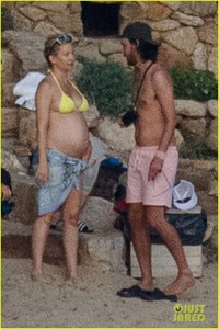 kate-hudson-pregnant-baby-bump-yellow-bikini-17.jpg