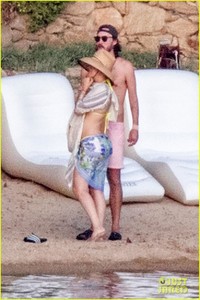 kate-hudson-pregnant-baby-bump-yellow-bikini-30.jpg