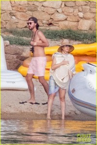 kate-hudson-pregnant-baby-bump-yellow-bikini-37.jpg