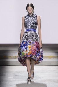 katrantzou-rs18-0306.thumb.jpg.db6e5f7bac4304094015fe85c64e7dd0.jpg