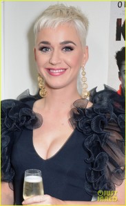 katy-perry-supports-orlando-bloom-at-killer-joe-play-in-london-10.jpg