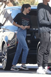kendall-jenner-at-a-gas-station-in-la-06-27-2018-2.jpg