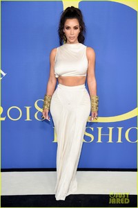 kim-and-kourtney-kardashian-team-up-for-cfda-fashion-awards-2018-03.jpg