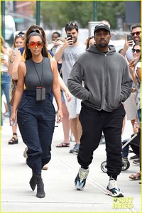 kim-kardashian-kanye-west-june-nyc-2018-01.thumb.jpg.e43909fbaf3accaad0f31b979efc9c70.jpg