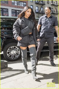 kim-kardashian-steps-out-for-ice-cream-in-nyc-01.jpg