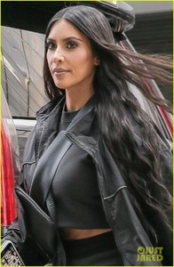 kim-kardashian-steps-out-for-ice-cream-in-nyc-02.jpg