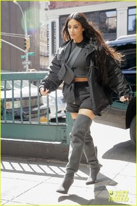 kim-kardashian-steps-out-for-ice-cream-in-nyc-03.jpg