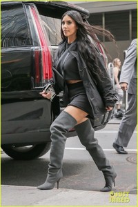 kim-kardashian-steps-out-for-ice-cream-in-nyc-05.jpg