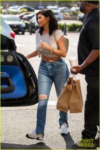 kylie-jenner-rocks-white-crop-top-for-lunch-with-jordyn-woods-02.jpg
