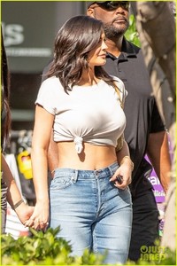kylie-jenner-rocks-white-crop-top-for-lunch-with-jordyn-woods-03.jpg