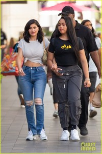 kylie-jenner-rocks-white-crop-top-for-lunch-with-jordyn-woods-04.jpg