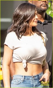 kylie-jenner-rocks-white-crop-top-for-lunch-with-jordyn-woods-07.JPG