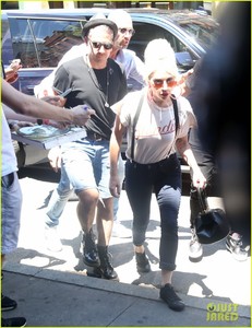 lady-gaga-arrives-at-recording-studio-with-chrisian-carino-03.jpg