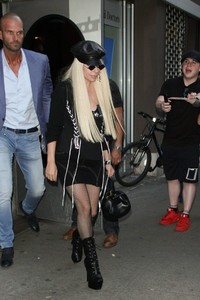 lady-gaga-leaving-a-recording-studio-in-nyc-06-25-2018-3.thumb.jpg.07af1755d9c716c3a942a00d2555c784.jpg