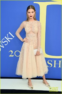 lily-aldridge-alessandra-ambrosio-cfda-fashion-awards-01.jpg