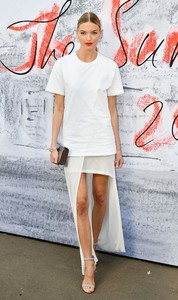 martha-hunt-serpentine-gallery-summer-party-in-london-06-19-2018-1.thumb.jpg.cae41bced13b53d7c5e39970d93e0378.jpg