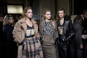 max-mara-bks-g-rf18-8970.thumb.jpg.26d7b45609bf53419faa6a8b55b85ab0.jpg