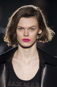 max-mara-clpa-rf18-0102.thumb.jpg.5945e0b957223f0c420fff29de831db8.jpg