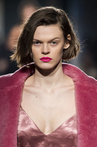 max-mara-clpa-rf18-0345.thumb.jpg.4c30a40c686d1476bc5a8f7f52c3b0ca.jpg