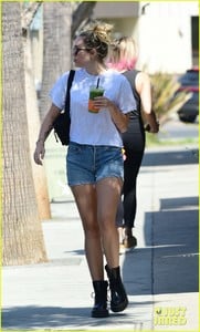 miley-cyrus-liam-hemsworth-wednesday-photos-02.jpg