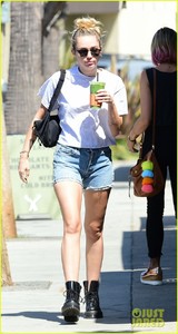 miley-cyrus-liam-hemsworth-wednesday-photos-03.jpg